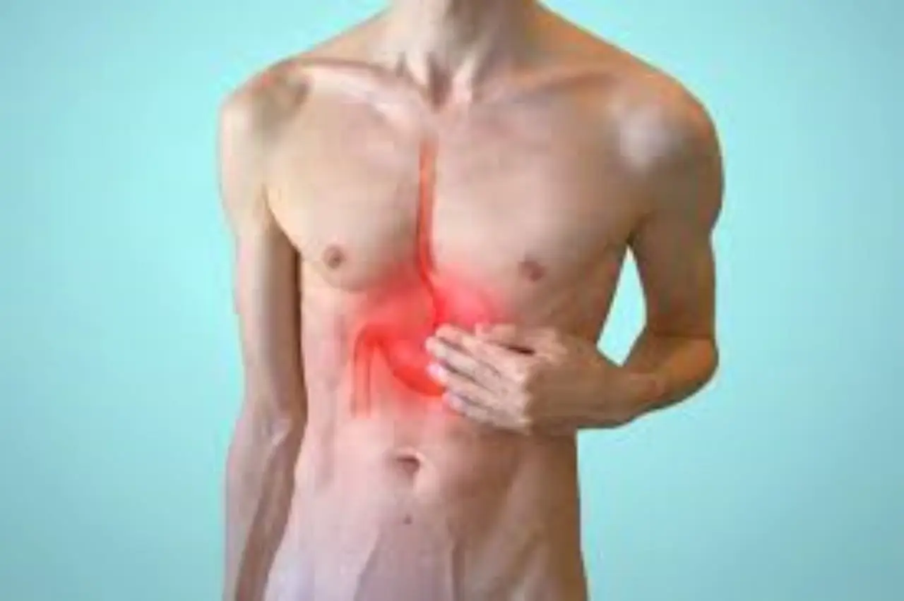 Soffri di gastrite e bevi limone? Ecco la verità sorprendente se fa bene o peggiora il bruciore