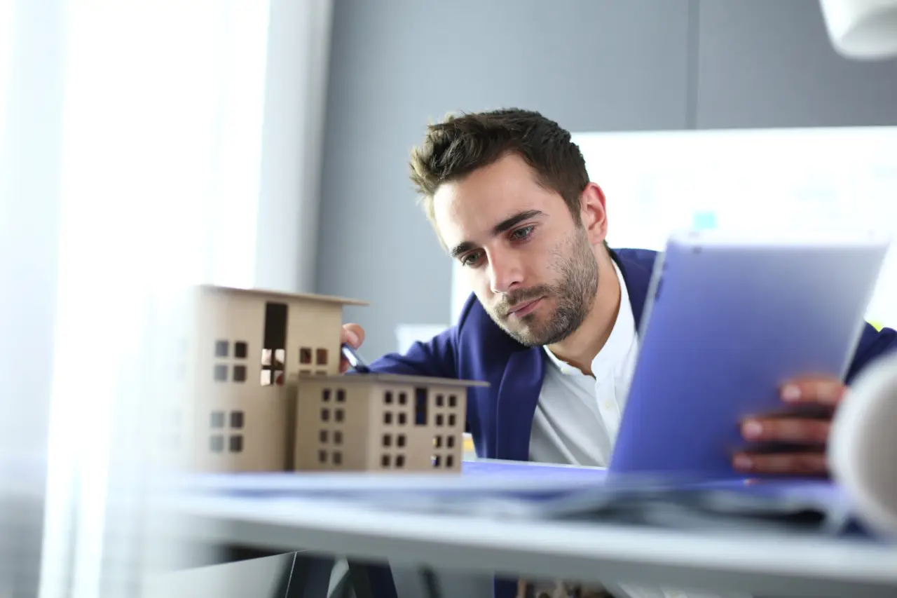 Quando chiamare un geometra e quando un architetto? Ecco la differenza che pochi conoscono