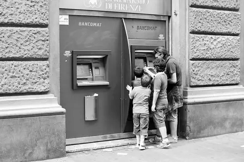 Il trucco per chiudere il tuo conto corrente senza andare fisicamente in banca e senza costi