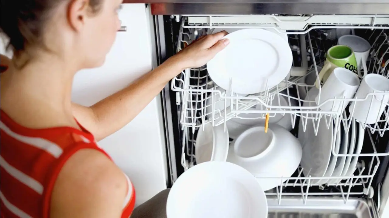 Sostituisci le pastiglie della lavastoviglie con questo prodotto naturale: il risultato è sorprendente